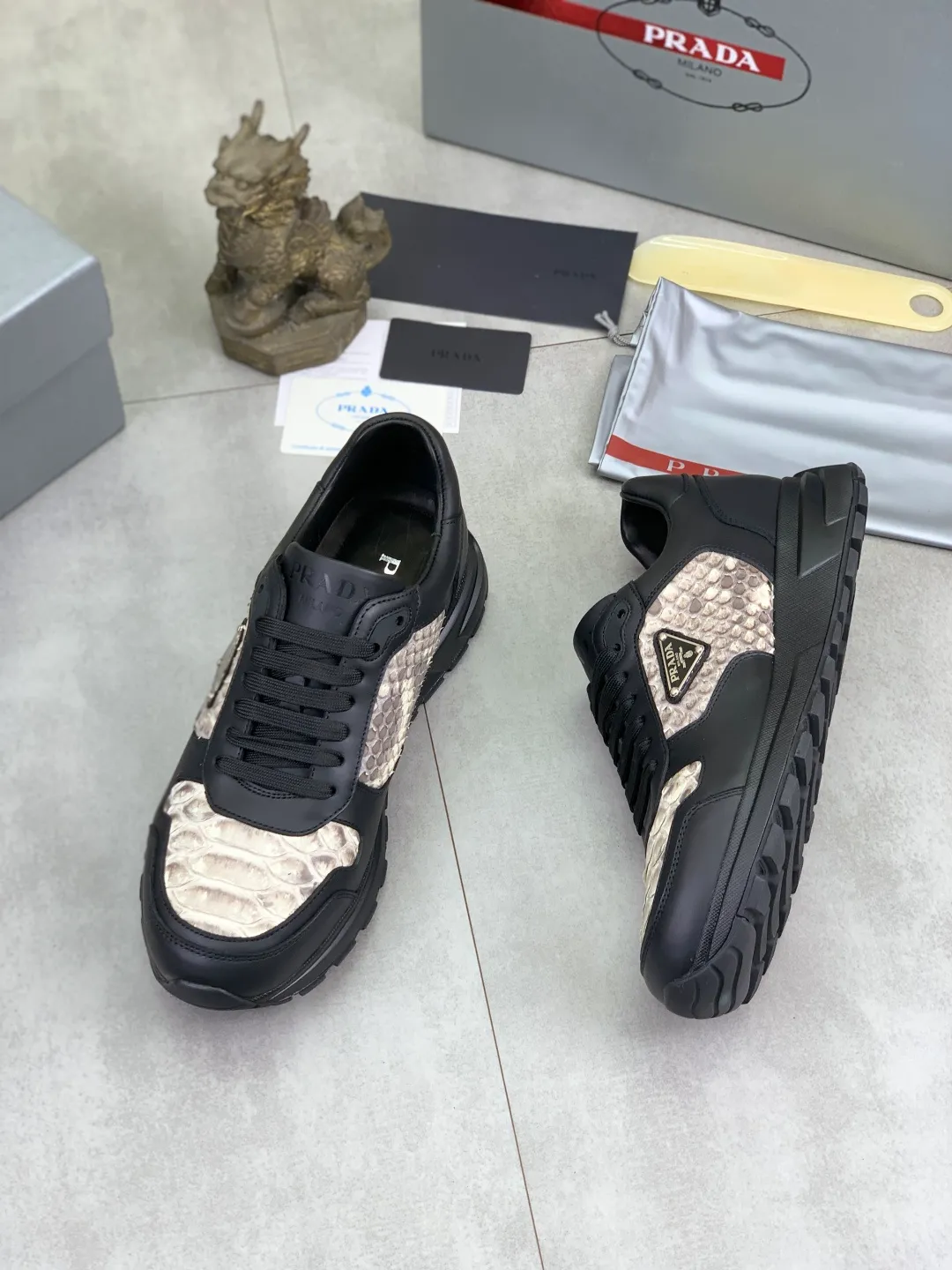 Men's men's shoes💰P580💰【New model】Top quality, new popular models on the official website, which will never go out of style for a century,🆘 The trendy brand (Prada) mainly promotes popular models, avant-garde and versatile fashionable men's shoes, privately molded, with cowhide splicing and 1:1 oil edge treatment... fashionable and simple, original imported cowhide with python skin, cowhide leather lining for feet; the atmosphere and personality are more fashionable, eye-catching and pursuing class. It will subvert the old idea and be a must-have for fashionistas who want to spend time with you! Must keep it! High-end comfortable and low-cost, high-end quality workmanship. Size: 38-44 Various colors available. full package